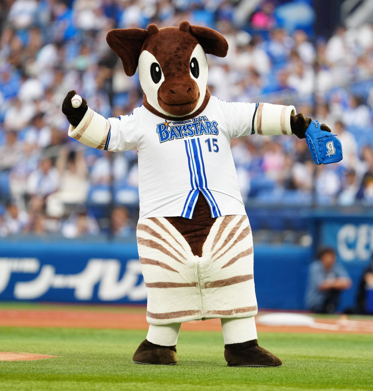 DeNA対ヤクルト　試合前、始球式に臨むズーラシアのマスコットキャラクターのオカピ（撮影・江口和貴）