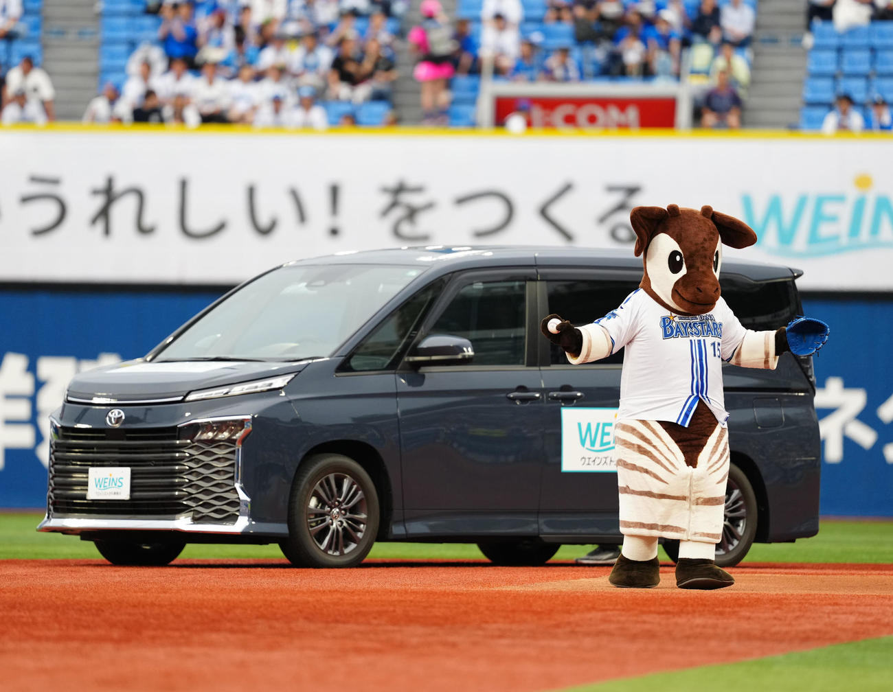 DeNA対ヤクルト　試合前、始球式に臨むズーラシアのマスコットキャラクターのオカピ（撮影・江口和貴）