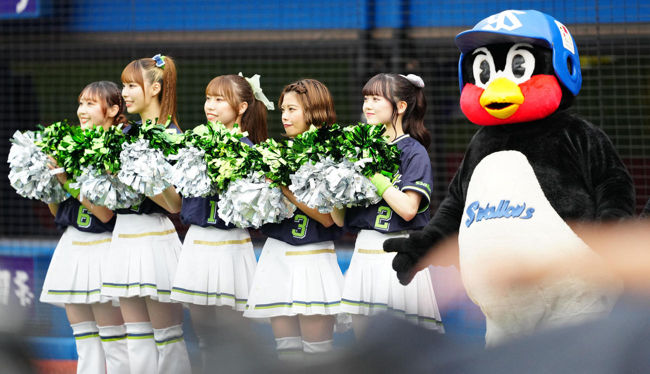 DeNA対ヤクルト　試合前、登場したつば九郎とヤクルトの公式ダンスチーム「Passion」のメンバー（撮影・江口和貴）