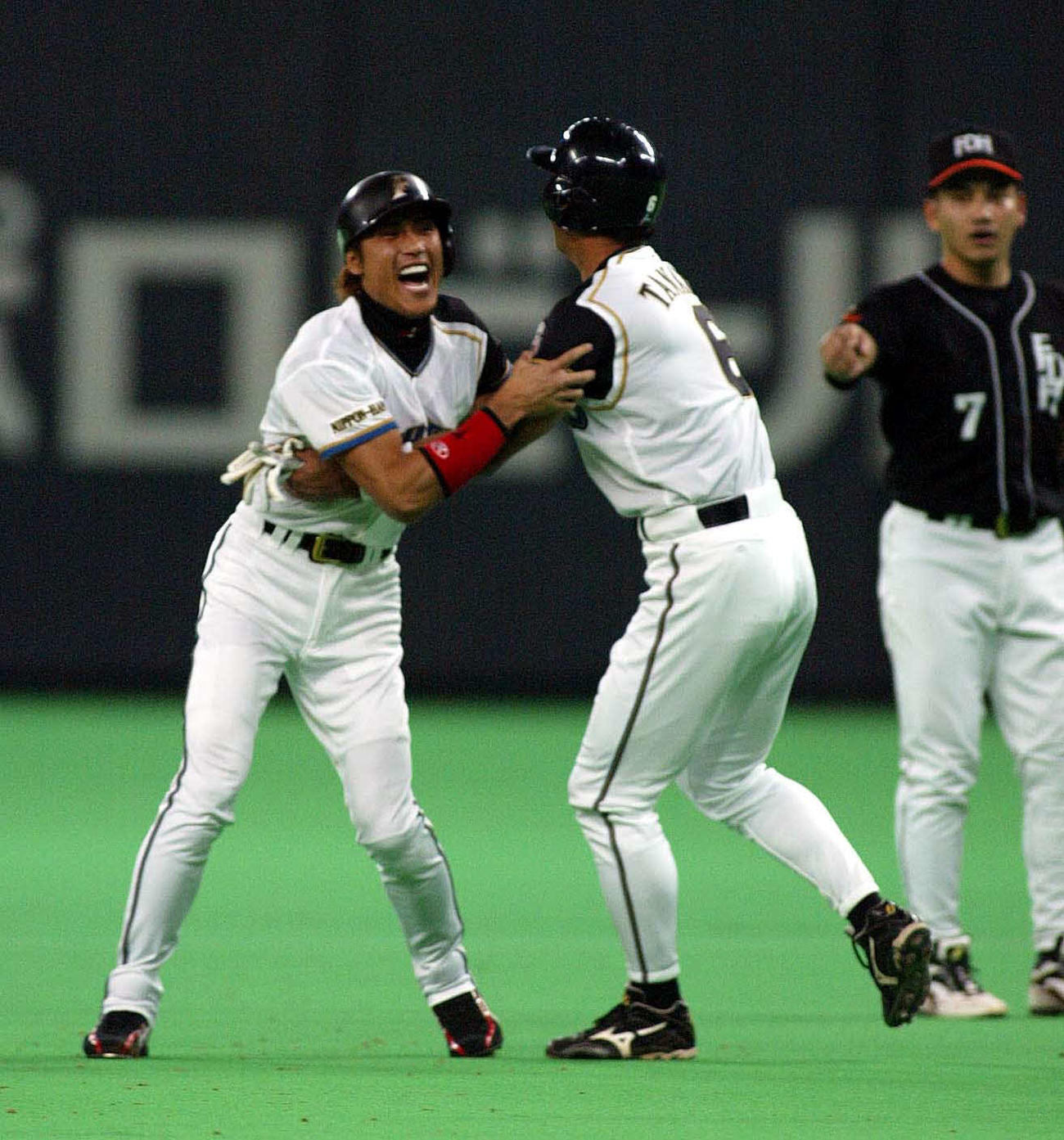 04年9月、ダイエー戦で日本ハム新庄は満塁で本塁打を放つも一塁走者の田中と抱きついてしまい単打となる(2004年9月20日撮影)