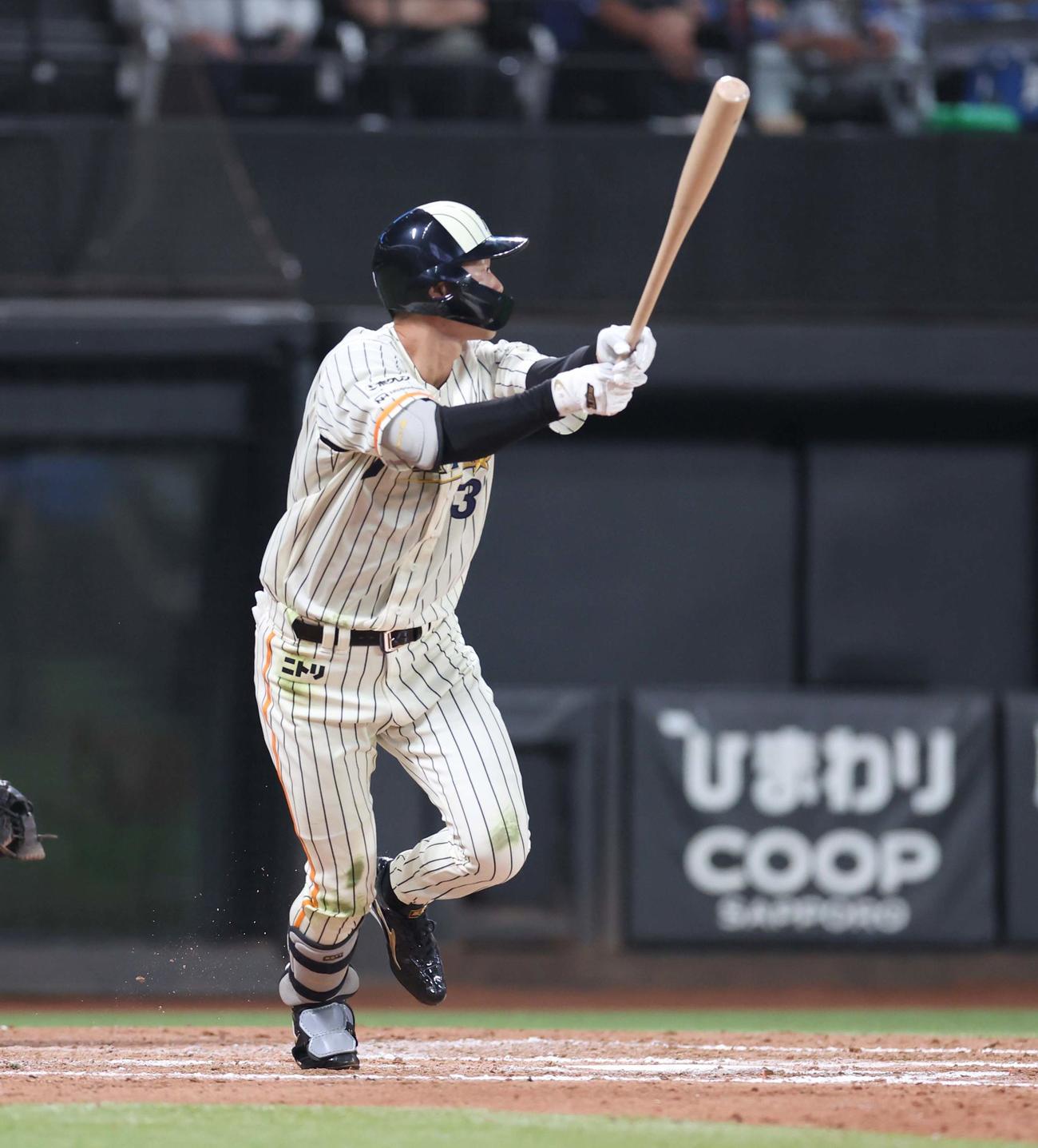 日本ハム対ロッテ　7回裏日本ハム1死一、二塁、左中間に適時二塁打を放つ石井（撮影・黒川智章）