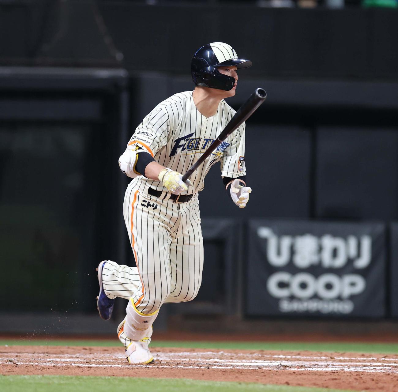 日本ハム対ロッテ　7回裏日本ハム1死二、三塁、右犠飛を放つ清宮（撮影・黒川智章）