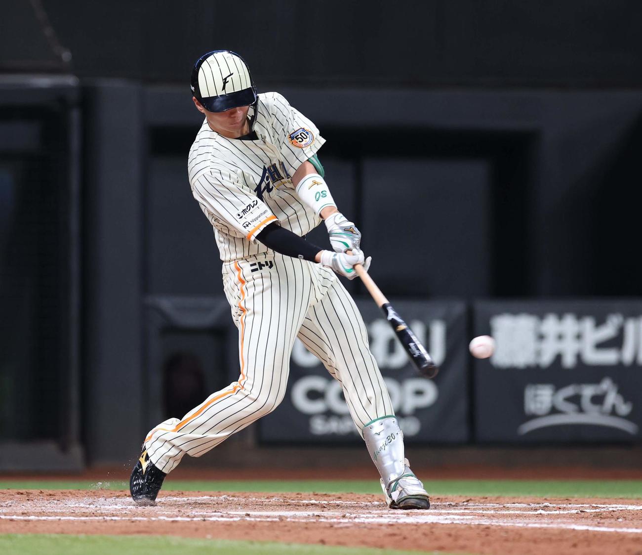 日本ハム対ロッテ　7回裏日本ハム2死二塁、中前適時打を放つ郡司（撮影・黒川智章）