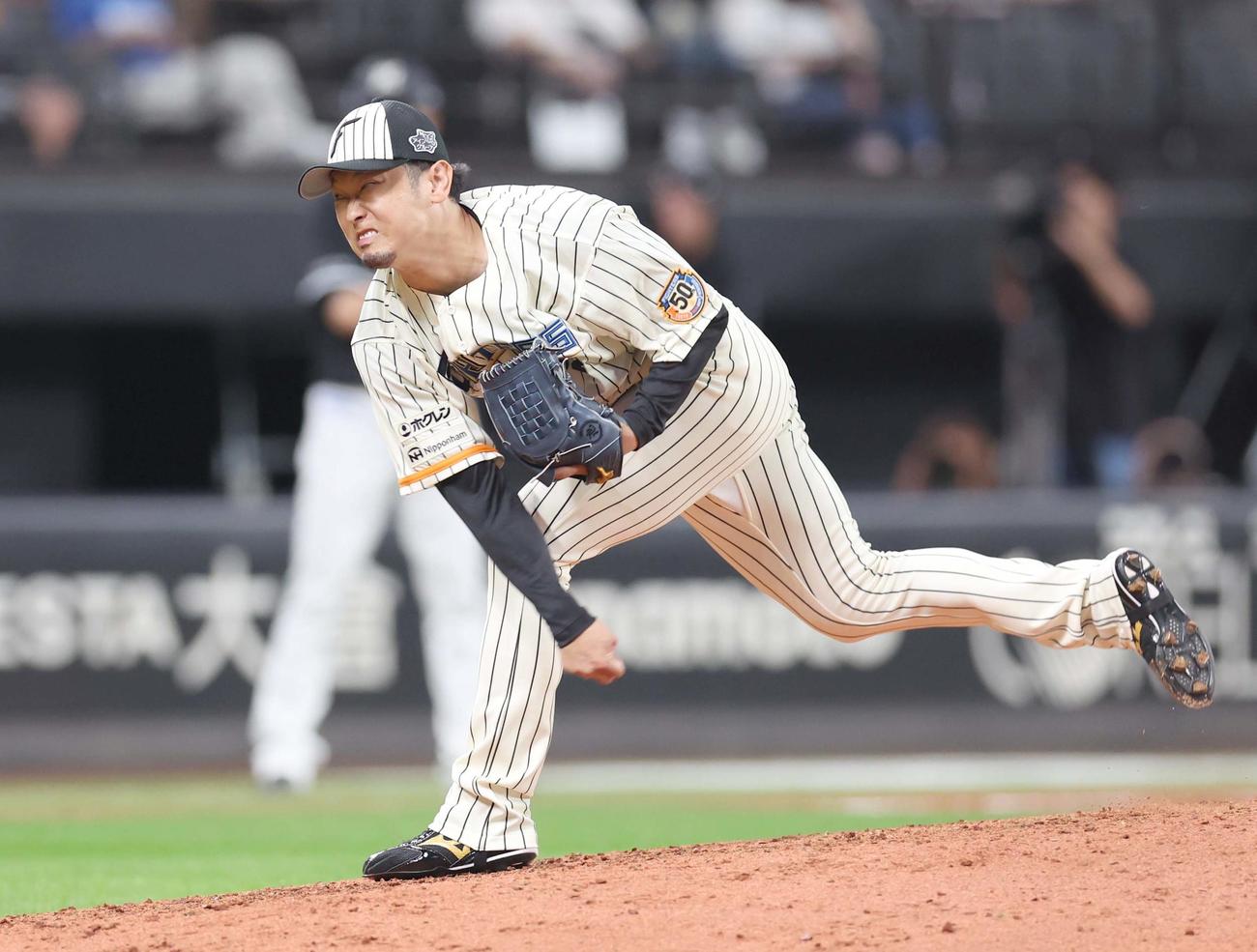 日本ハム対ロッテ　8回に登板の池田（撮影・黒川智章）