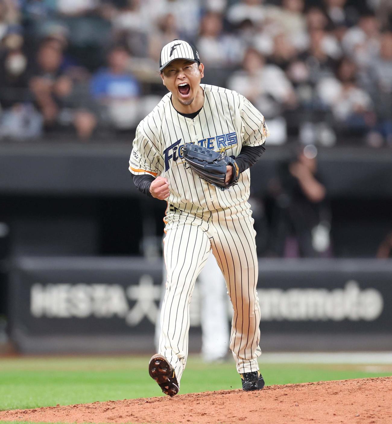 日本ハム対ロッテ　8回表、打者を3人で抑え叫ぶ池田（撮影・黒川智章）
