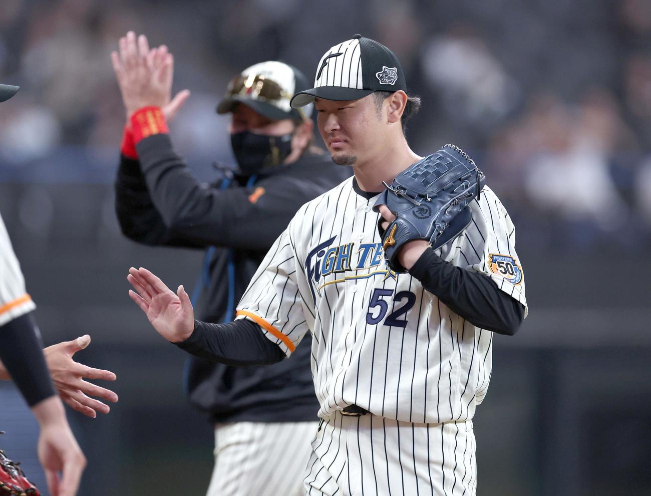 日本ハム対ロッテ　8回に登板し打者を3人で抑えた池田は新庄剛志に出迎えられ感極まる（撮影・黒川智章）