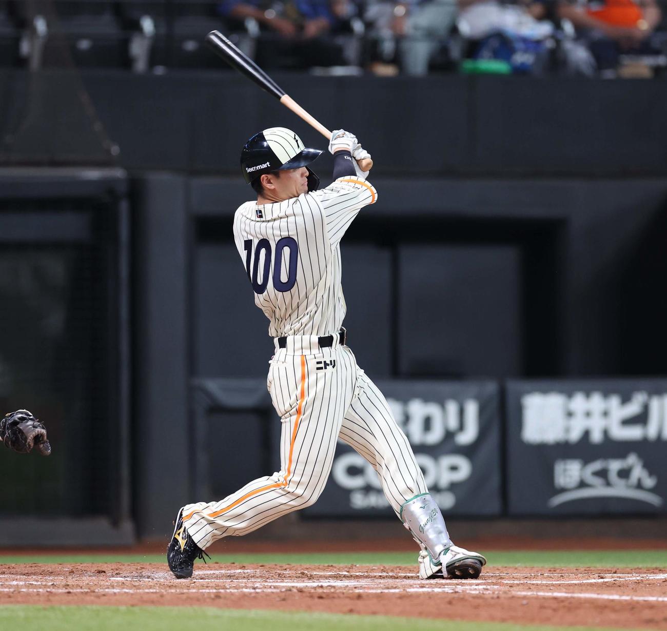 日本ハム対ロッテ　4回裏日本ハム2死一塁、左越え2点本塁打を放つ郡司（撮影・黒川智章）