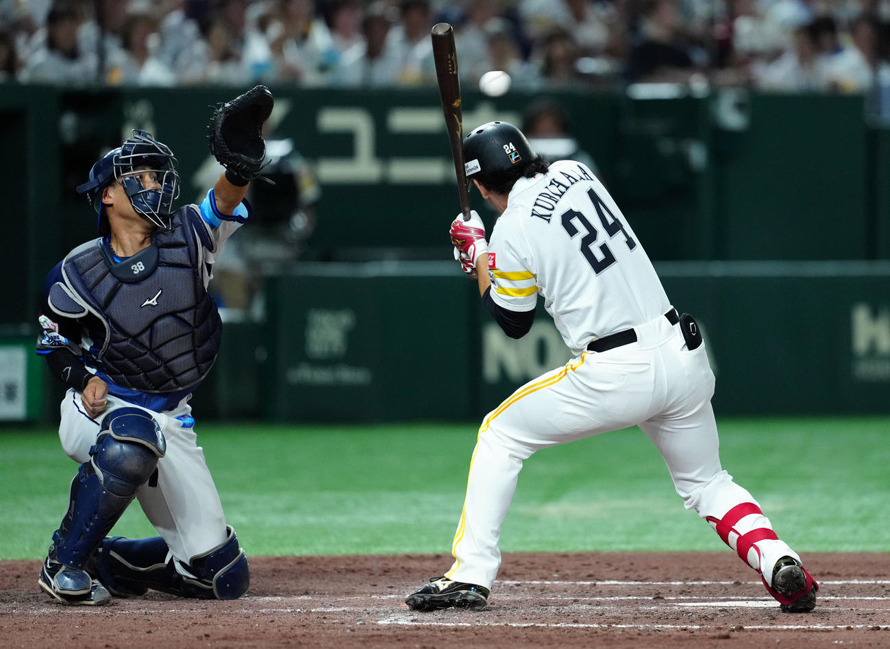 ソフトバンク対西武　3回ソフトバンク1死二、三塁、羽田の暴投をよける栗原（撮影・たえ見朱実）