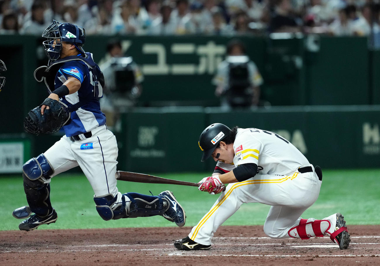 ソフトバンク対西武　3回ソフトバンク1死二、三塁、羽田の暴投をよける栗原（撮影・たえ見朱実）