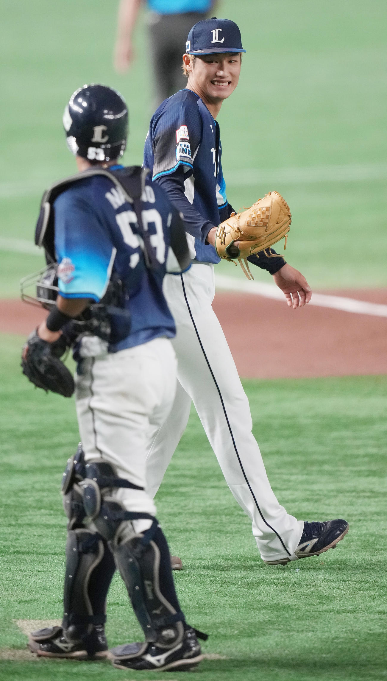 ソフトバンク対西武　2回裏ソフトバンク1死一、二塁、広瀬を二ゴロ併殺に仕留め、笑顔の羽田（撮影・鈴木みどり）