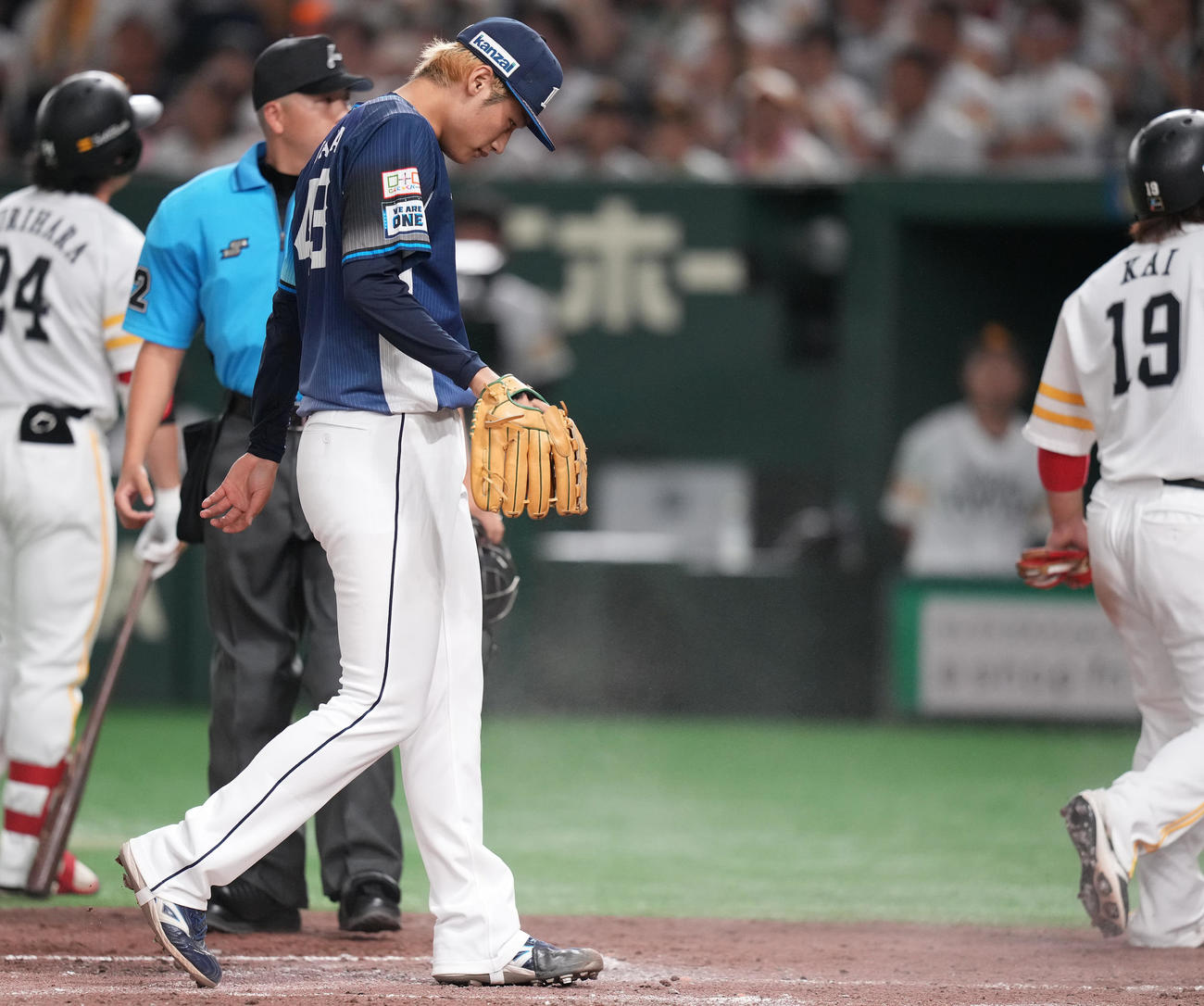 ソフトバンク対西武　3回裏ソフトバンク1死二、三塁、打者栗原の時、暴投で三塁走者甲斐（右）の生還を許し、うつむく羽田（撮影・鈴木みどり）