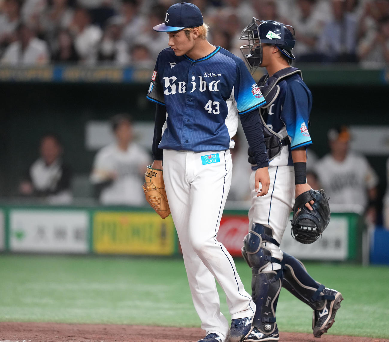 ソフトバンク対西武　3回裏ソフトバンク1死二、三塁、打者栗原の時、暴投で三塁走者甲斐の生還を許し、浮かない表情の羽田（左）（撮影・鈴木みどり）