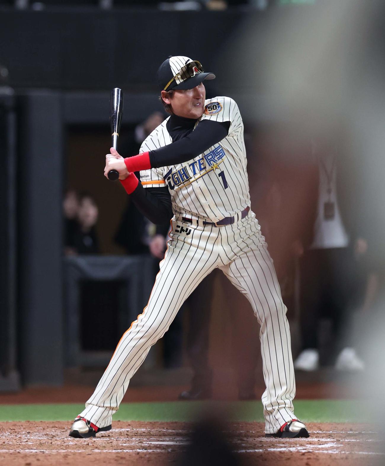 日本ハム対ロッテ　50周年ハーフイニングセレモニーで打席に立つ新庄監督（撮影・黒川智章）