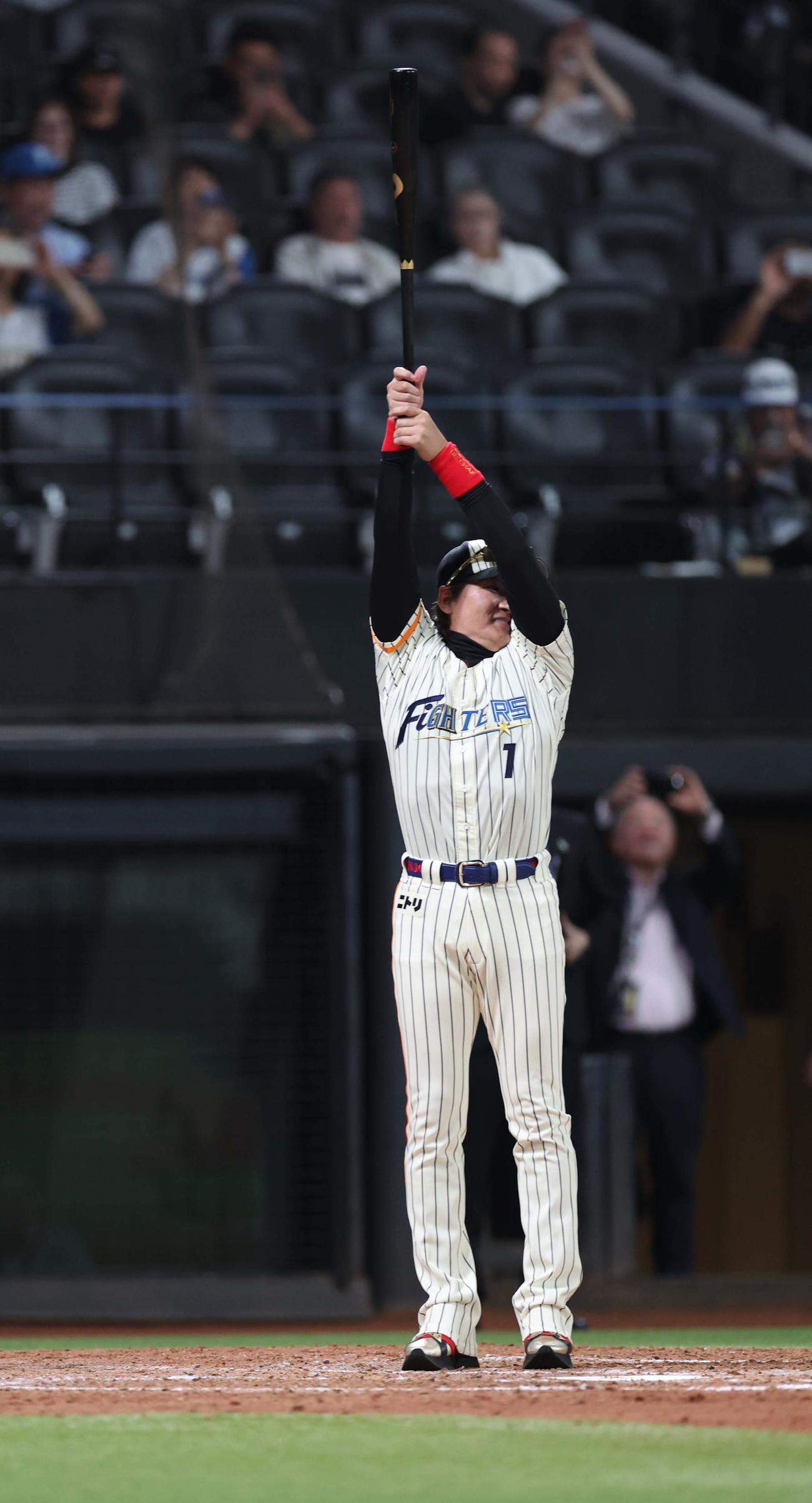 日本ハム対ロッテ　50周年ハーフイニングセレモニーで打席に立つ新庄監督（撮影・黒川智章）