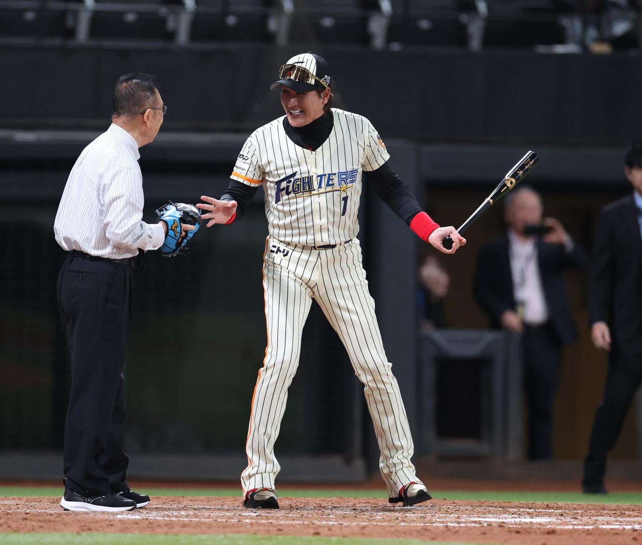 日本ハム対ロッテ　50周年ハーフイニングセレモニーで打席に立つ新庄監督（撮影・黒川智章）