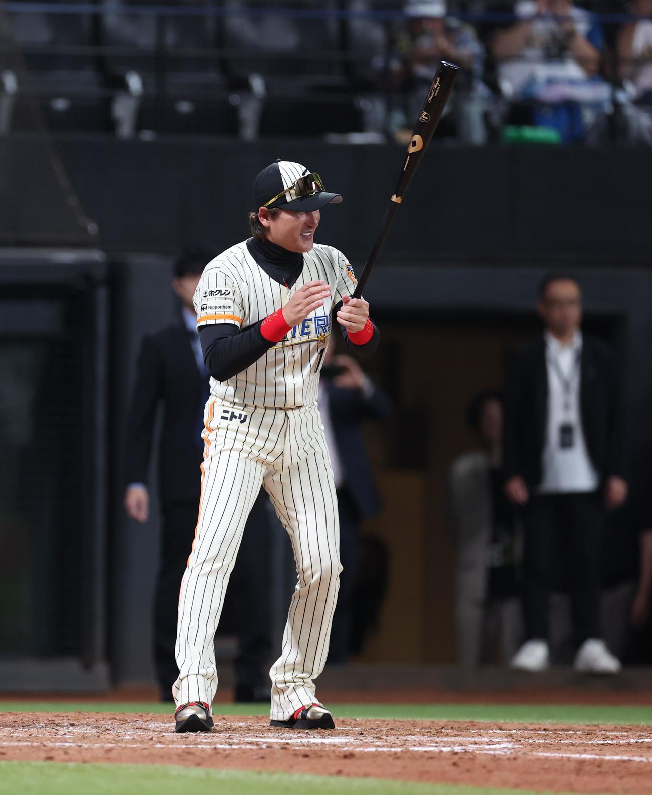 日本ハム対ロッテ　50周年ハーフイニングセレモニーで打席に立つ新庄監督（撮影・黒川智章）