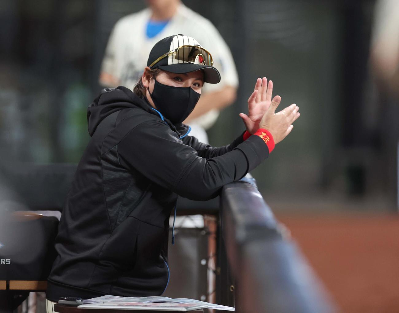 日本ハム対ロッテ　5回表、五十幡の好守に手をたたく新庄監督（撮影・黒川智章）
