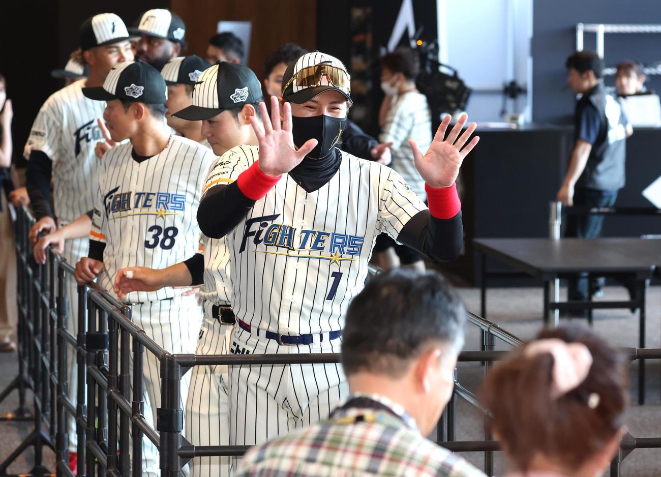 日本ハム対ロッテ　ファンを出迎える新庄監督ら日本ハムナイン（撮影・黒川智章）