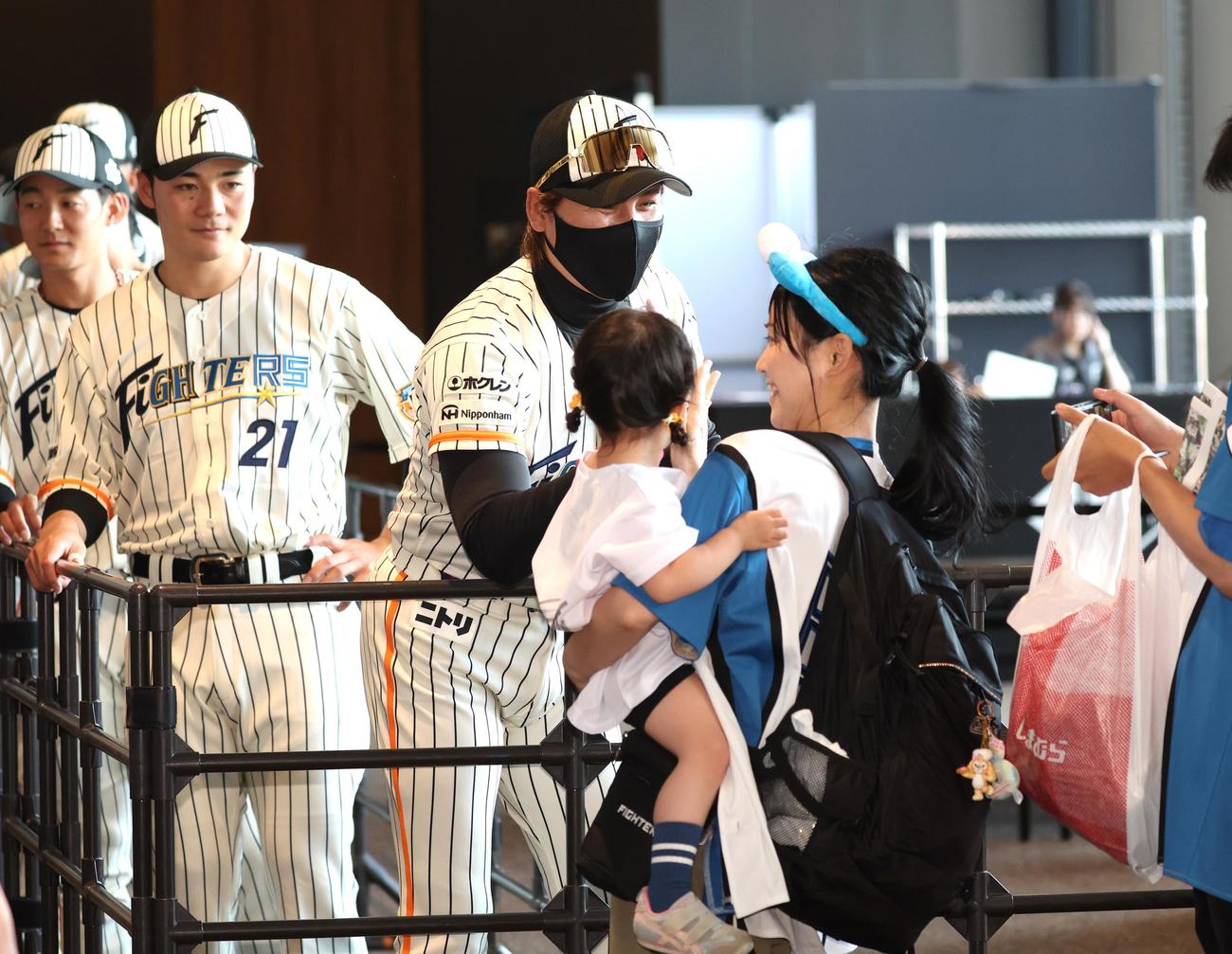 日本ハム対ロッテ　ファンを出迎える新庄監督ら日本ハムナイン（撮影・黒川智章）