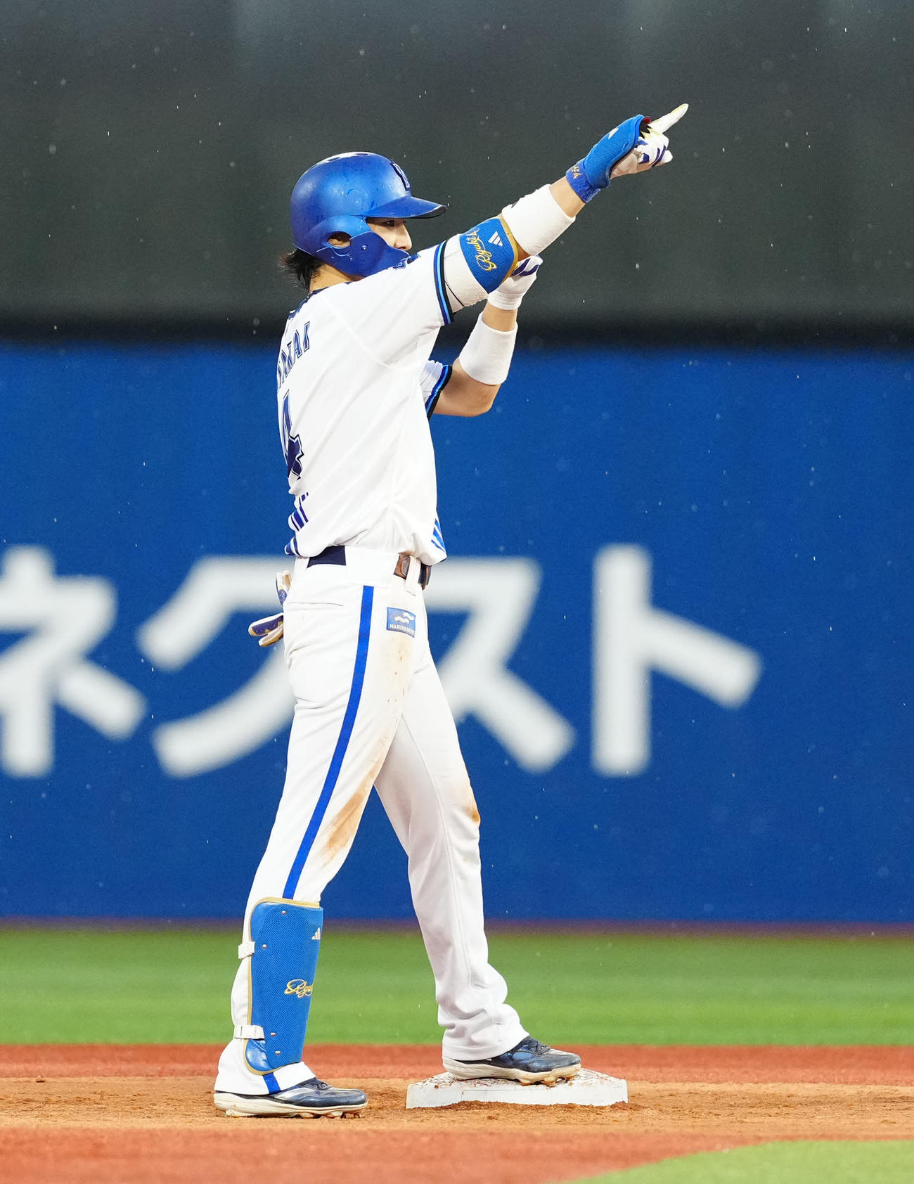 DeNA対ヤクルト　2回裏DeNA2死満塁、先制2点適時二塁打を放った度会（撮影・江口和貴）