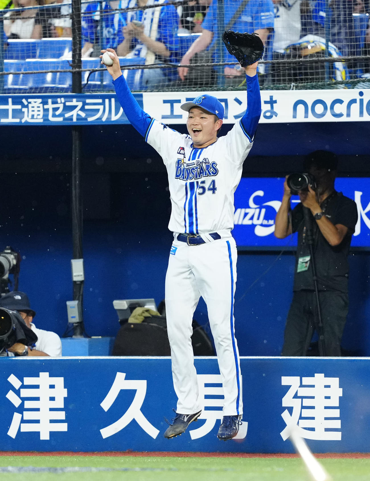 DeNA対ヤクルト　2回裏DeNA2死満塁、度会が先制2点適時二塁打を放ち、ガッツポーズで喜ぶ石田裕（撮影・江口和貴）