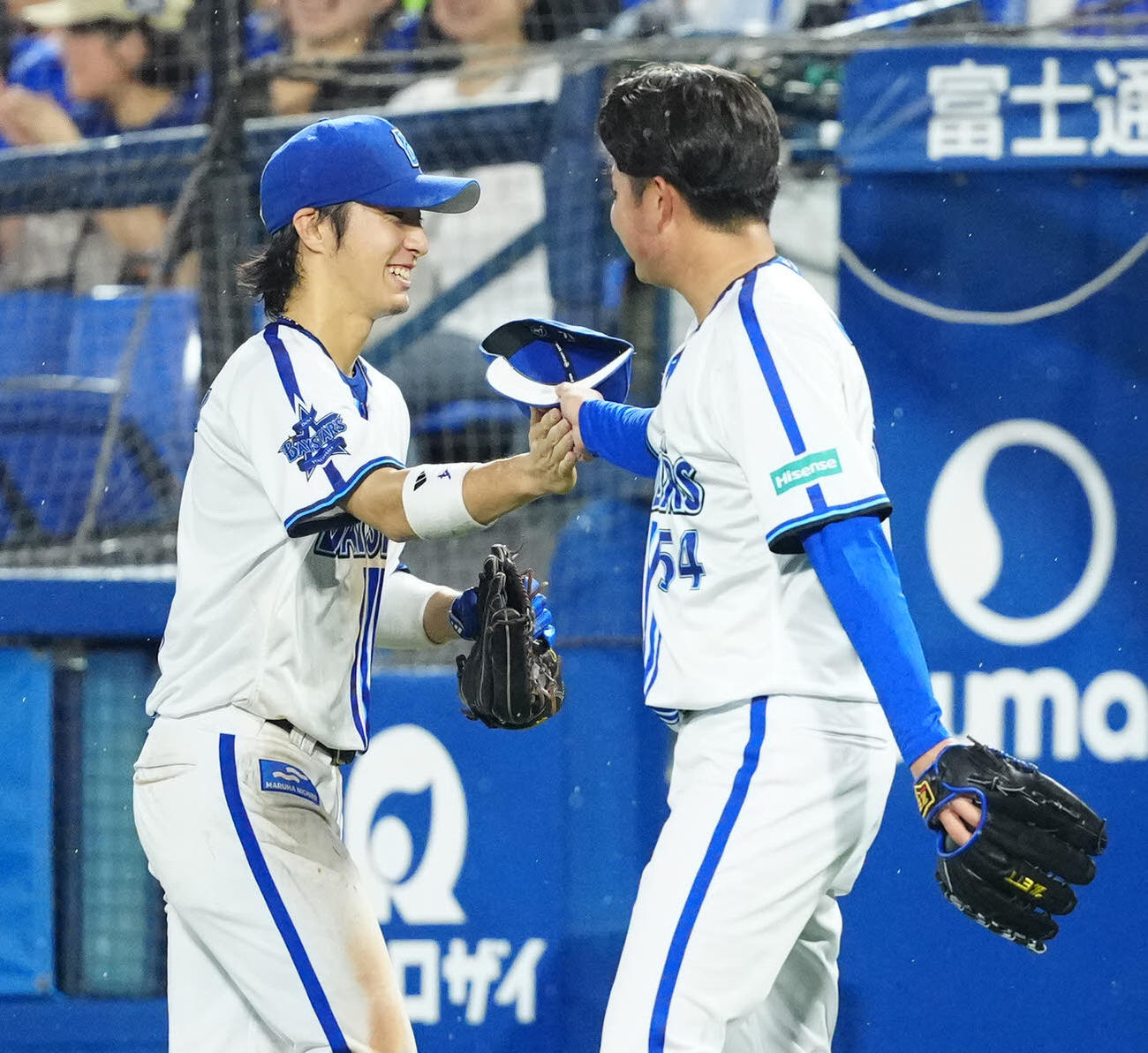 DeNA対ヤクルト　4回表終了後、タッチを交わすDeNA右翼手度会（左）と先発の石田裕（撮影・江口和貴）