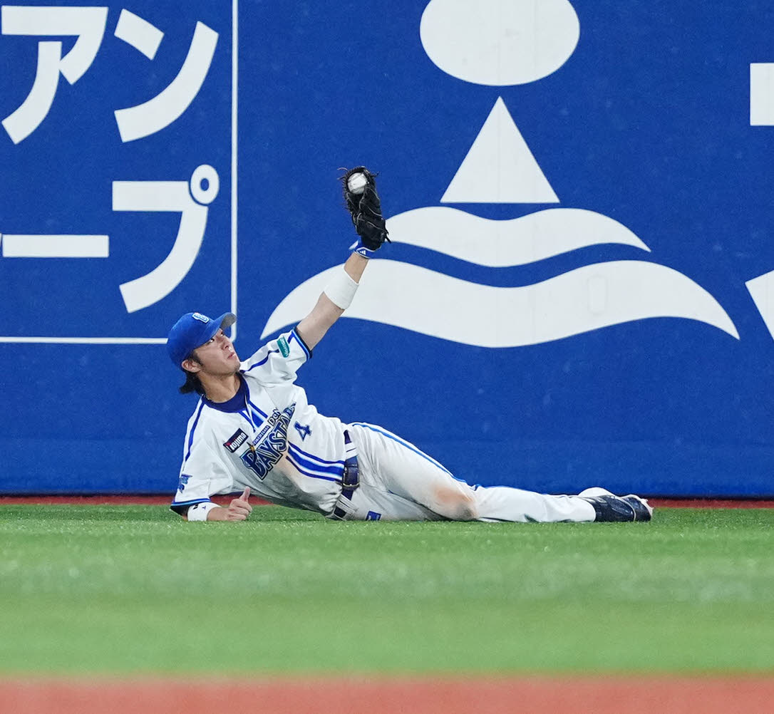 DeNA対ヤクルト　4回表ヤクルト無死、右飛となった村上の打球を好捕した右翼手度会（撮影・江口和貴）