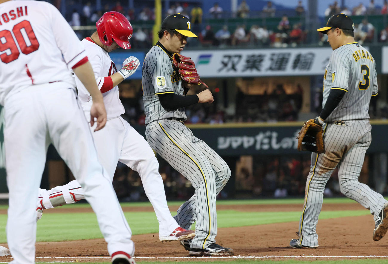 広島対阪神　5回裏広島無死、坂倉の一ゴロで一塁ベースカバーに入る才木。右は大山（撮影・加藤孝規）