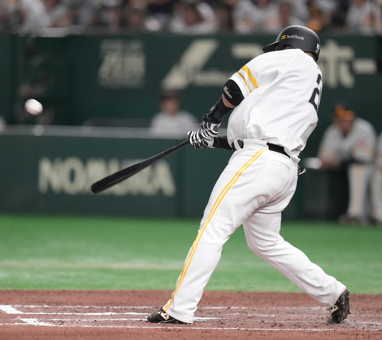 ソフトバンク対西武　6回裏ソフトバンク1死、左中間にソロ本塁打を放つ山川（撮影・鈴木みどり）