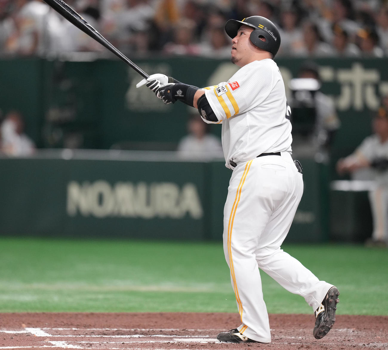 ソフトバンク対西武　6回裏ソフトバンク1死、左中間にソロ本塁打を放つ山川（撮影・鈴木みどり）