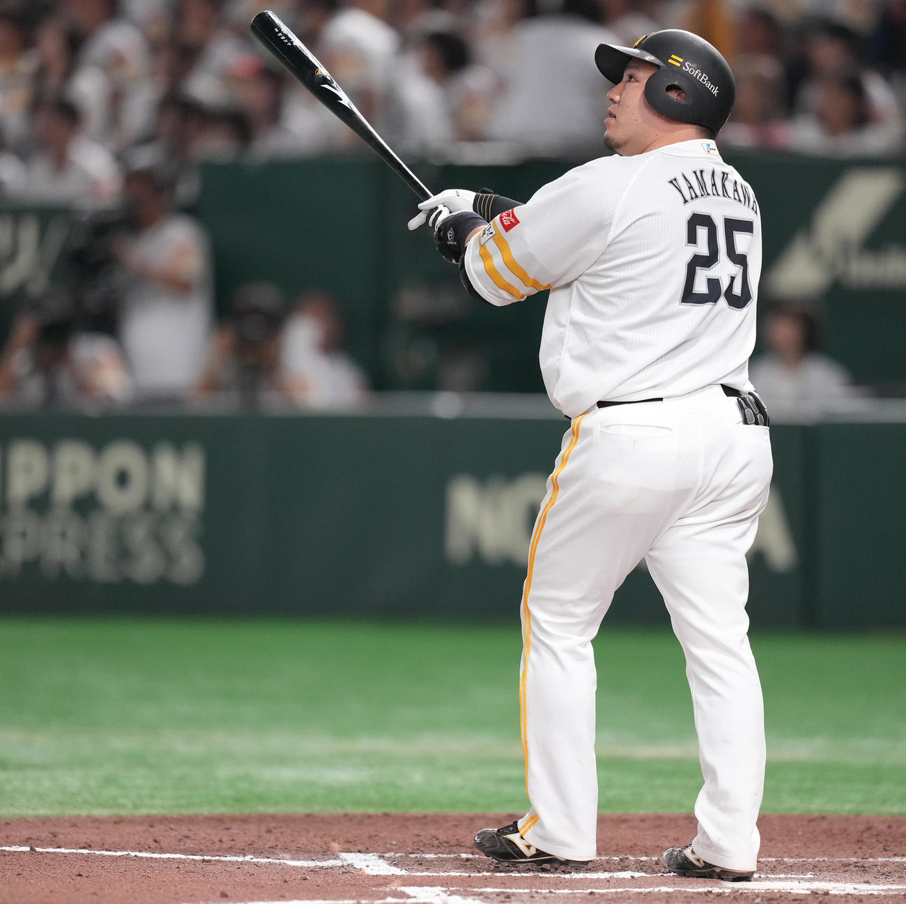 ソフトバンク対西武　6回裏ソフトバンク1死、左中間にソロ本塁打を放つ山川（撮影・鈴木みどり）