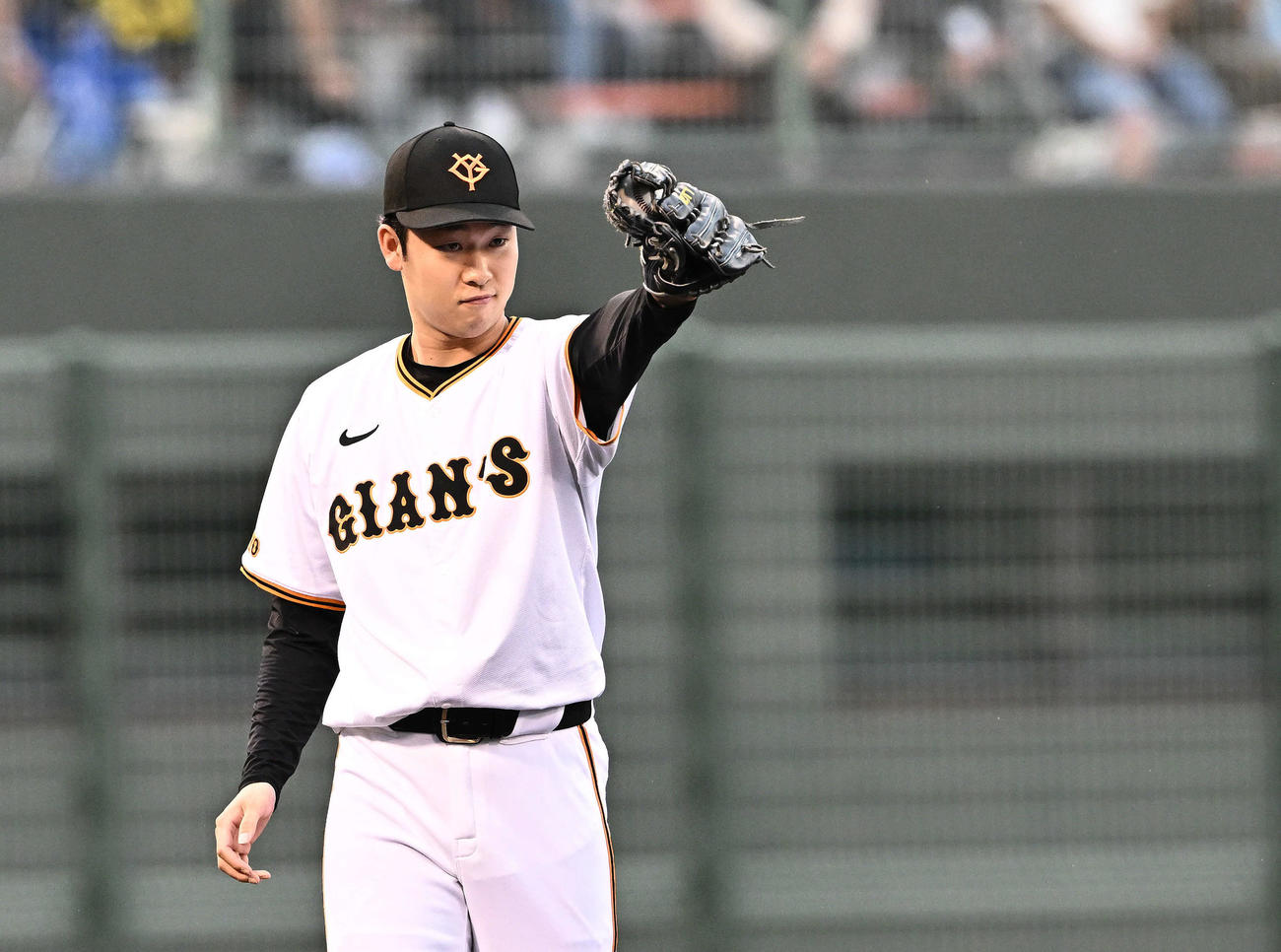 巨人対中日　試合に臨む巨人先発の山崎伊（撮影・滝沢徹郎）