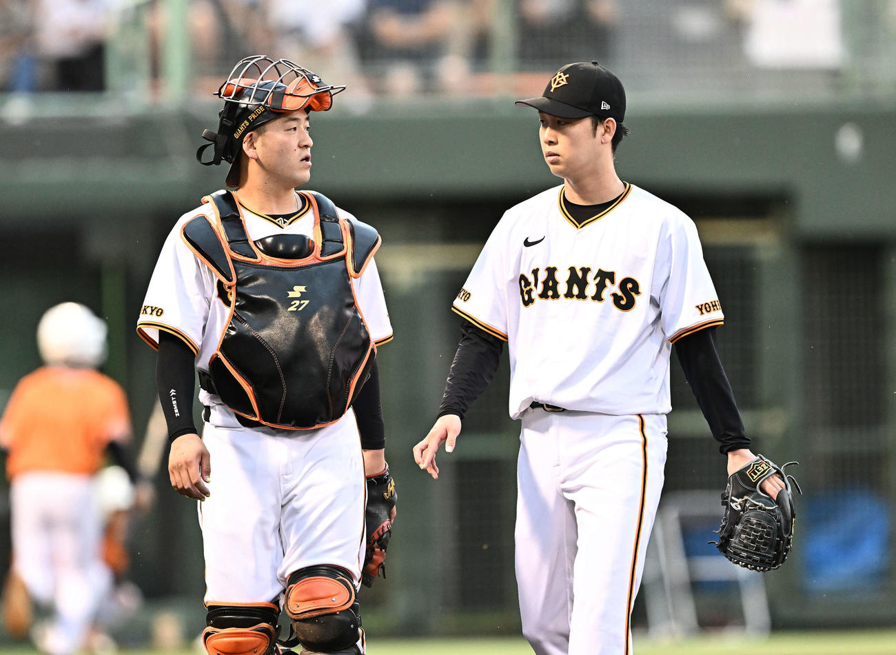 巨人対中日　1回表を投げ終えた巨人先発の山崎伊（右）は岸田と引き揚げる（撮影・滝沢徹郎）