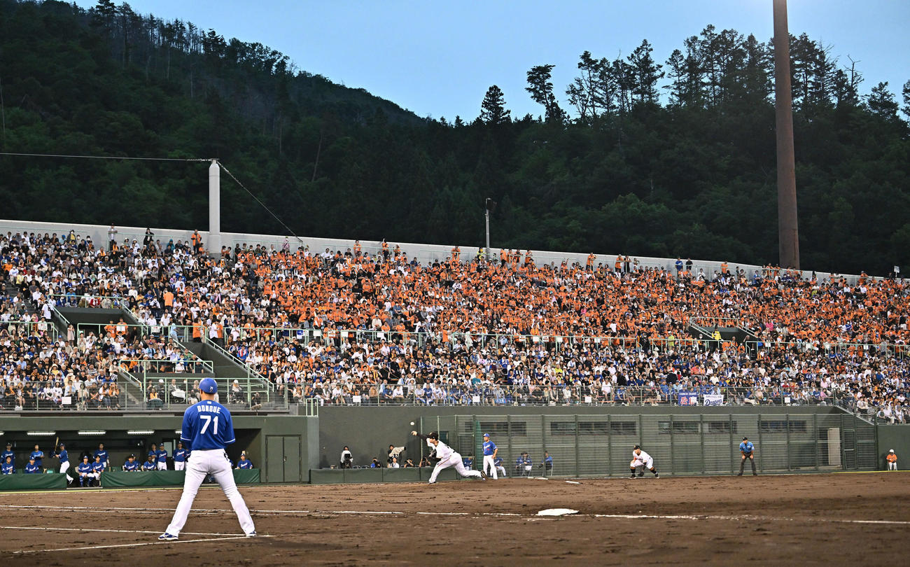 巨人対中日　力投する巨人先発の山崎伊（撮影・滝沢徹郎）