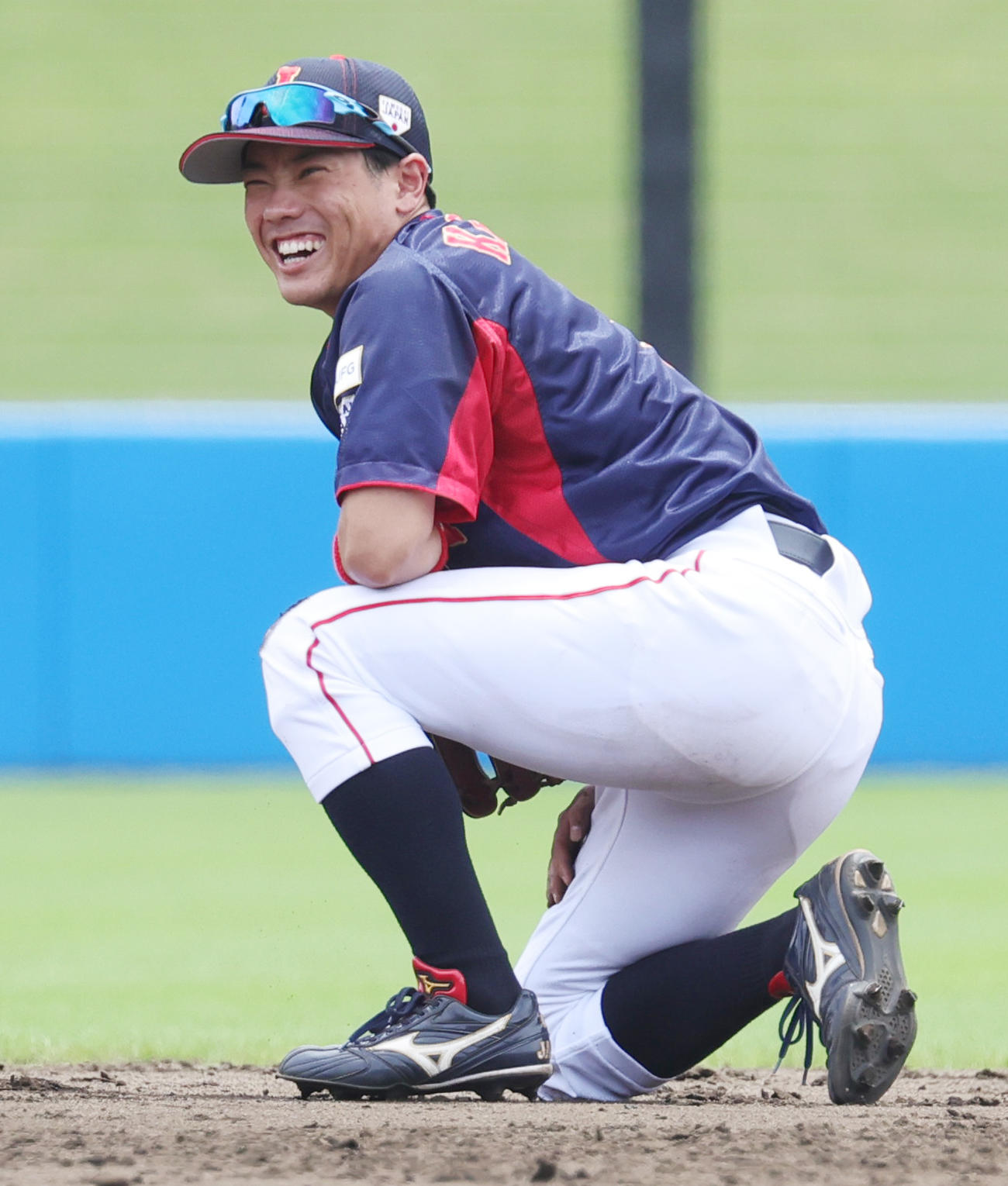侍ジャパン大学代表対侍ジャパンU23代表候補4回裏侍ジャパンU23代表候補1死一、二塁、ニゴロを処理し笑顔を見せる勝田（撮影・野上伸悟）