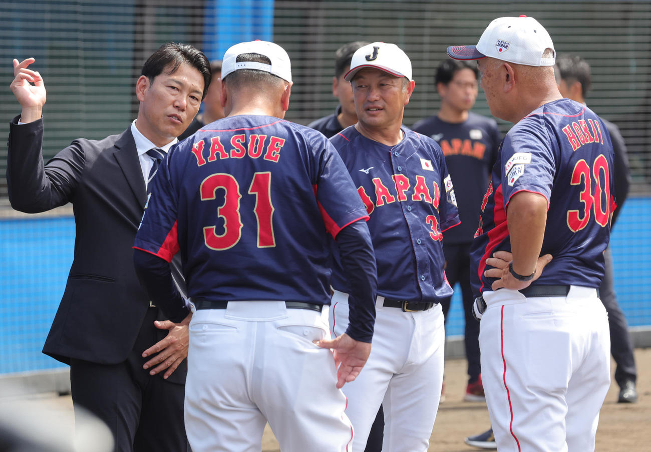 侍ジャパン大学代表の首脳陣と話す侍ジャパン井端監督（左）（撮影・野上伸悟）