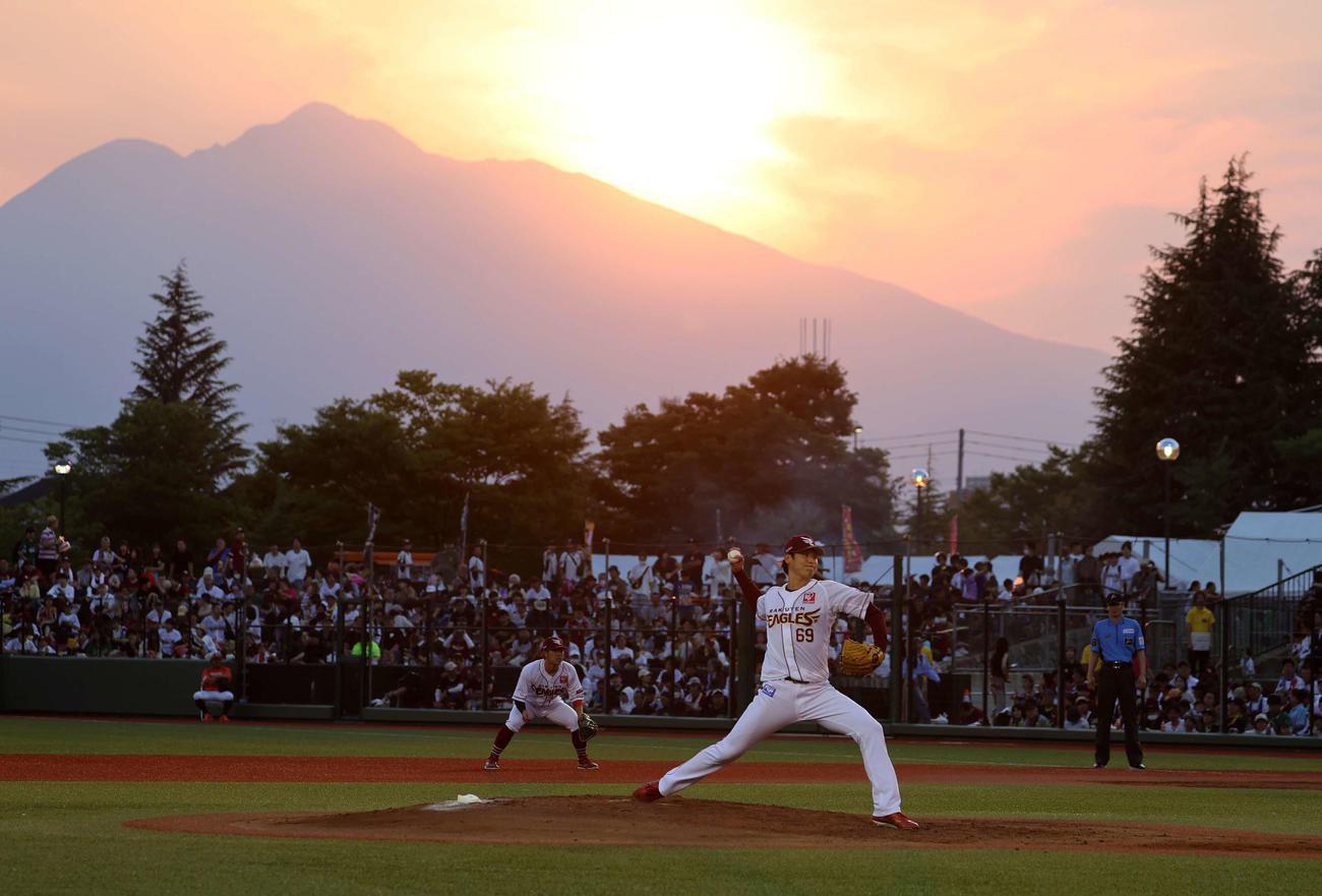 楽天対オリックス　岩木山を背に力投する楽天先発の内（撮影・鈴木正人）