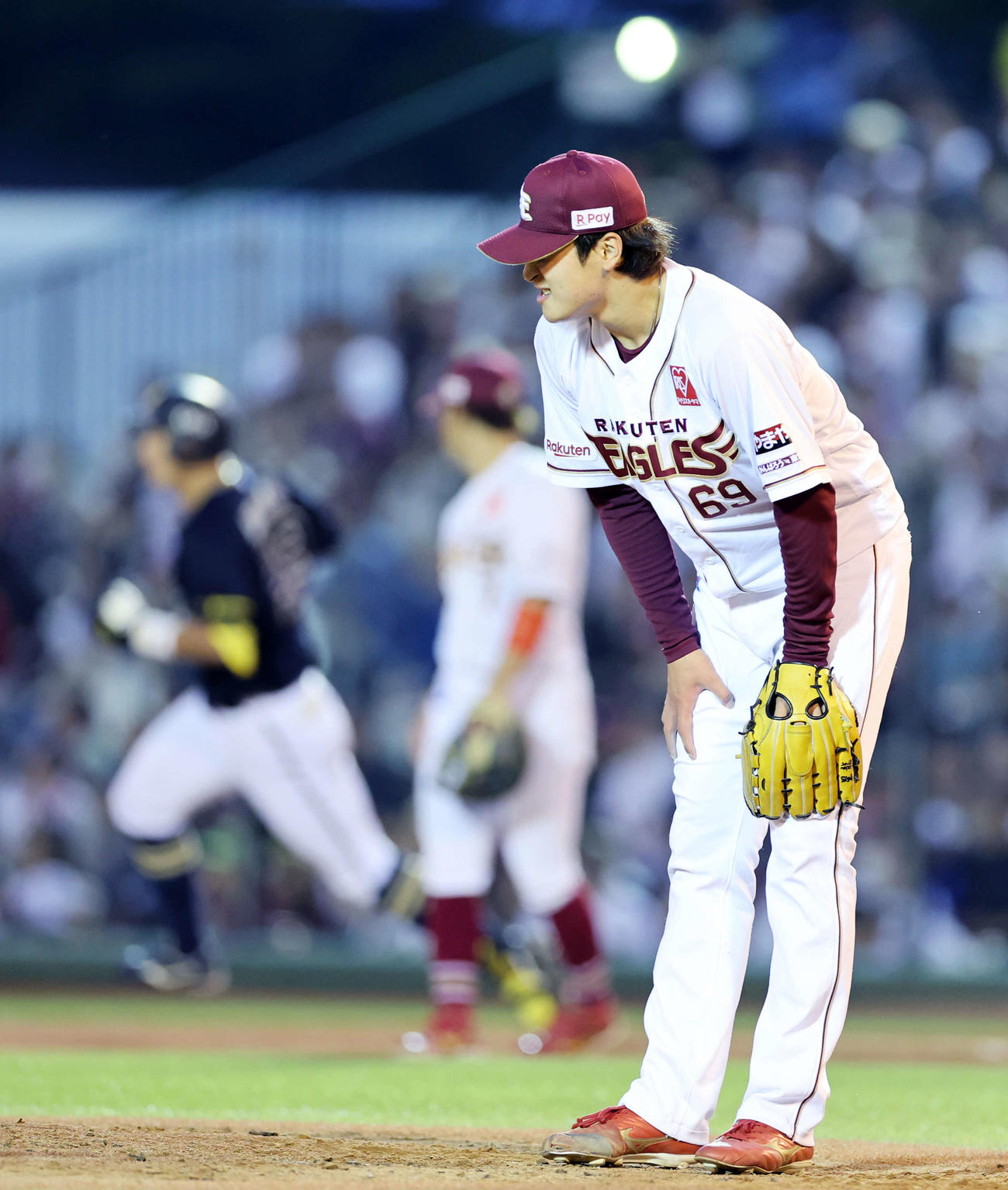 楽天対オリックス　5回表オリックス杉本（左）に左中間3点本塁打を放たれ悔しそうな表情を見せる楽天内（撮影・鈴木正人）