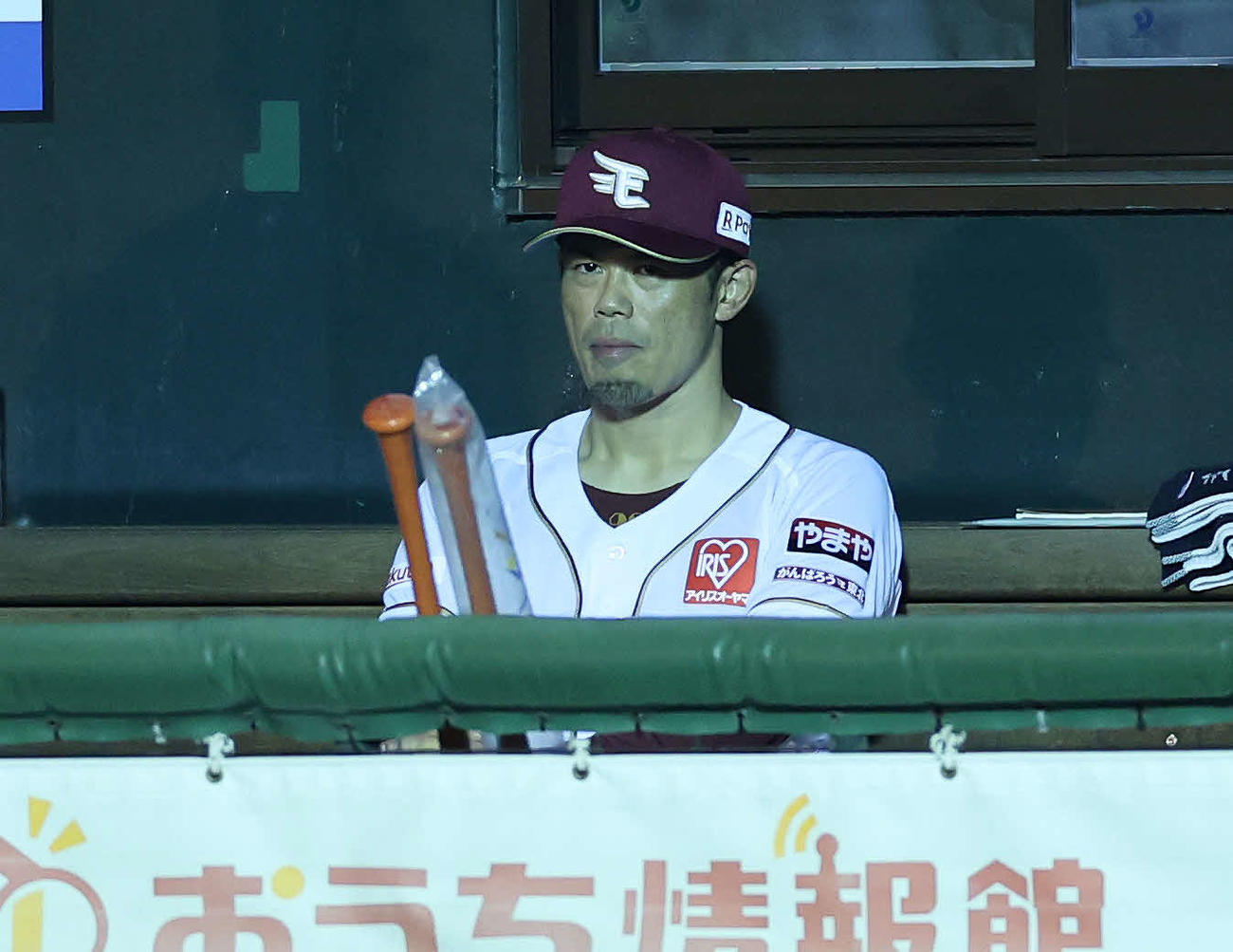 楽天対オリックス　8回表、戦況を見つめる楽天今江監督（撮影・鈴木正人）
