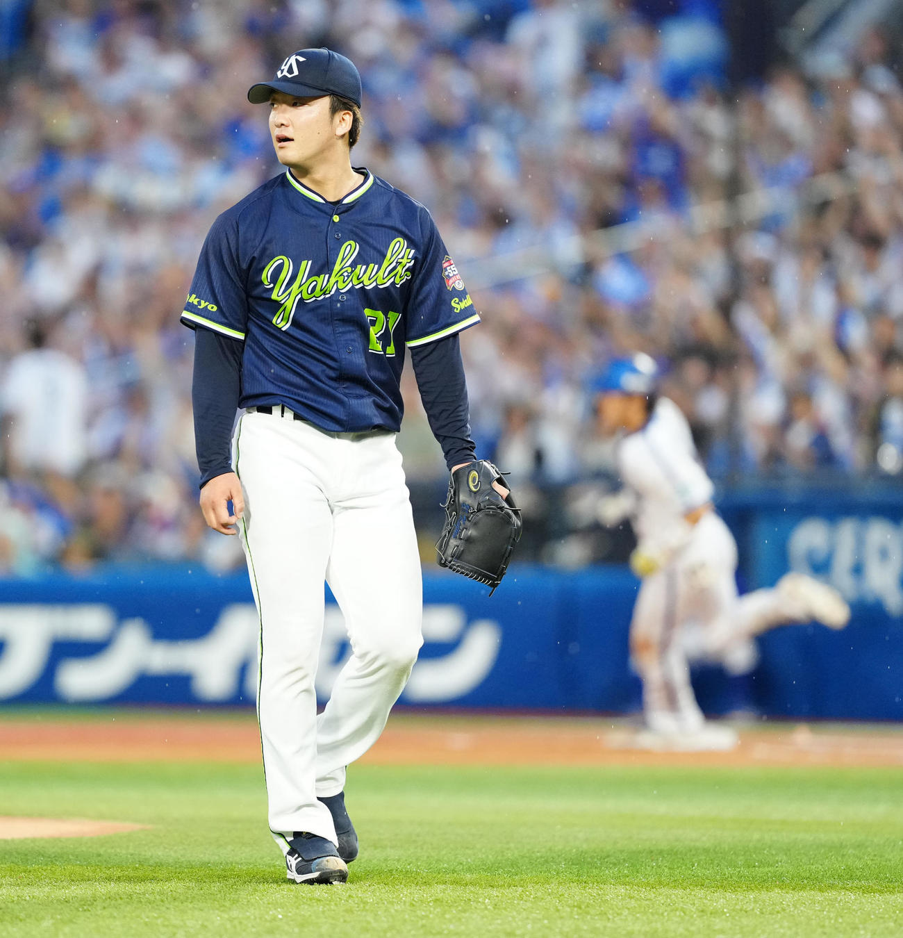 DeNA対ヤクルト　2回裏DeNA2死満塁、度会（後方）に先制2点適時二塁打を浴びる吉村（撮影・江口和貴）