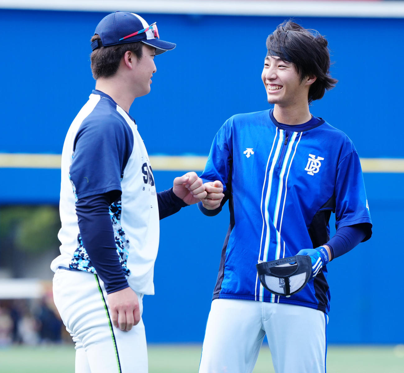 DeNA対ヤクルト　試合前、ヤクルト吉村（左）とあいさつを交わすDeNA度会（撮影・江口和貴）