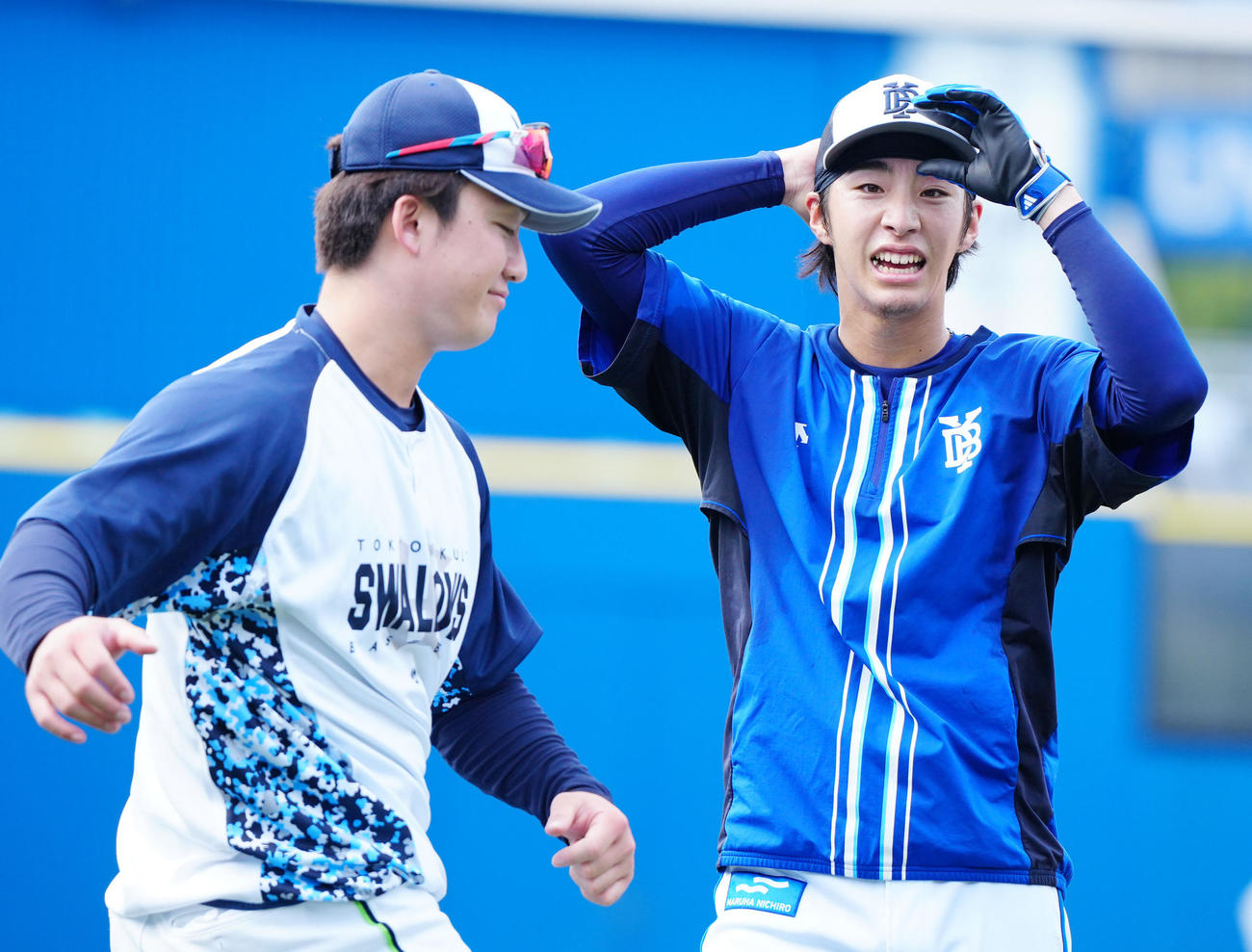 DeNA対ヤクルト　試合前、ヤクルト吉村（左）とあいさつを交わすDeNA度会（撮影・江口和貴）