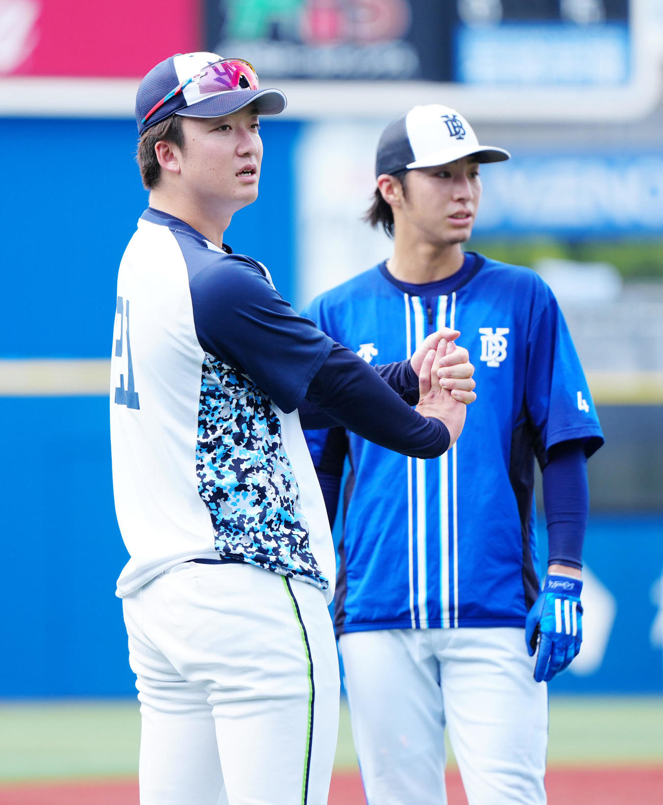 DeNA対ヤクルト　試合前、DeNA度会（右）とあいさつを交わすヤクルト吉村（撮影・江口和貴）