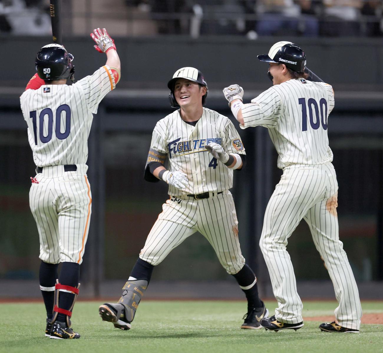 日本ハム対ロッテ　5回裏日本ハム1死二塁、右越え2点本塁打を放ち笑顔で生還する上川畑（撮影・黒川智章）