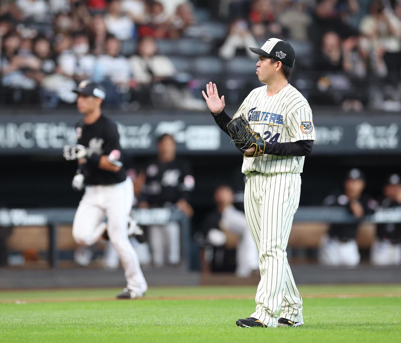 日本ハム対ロッテ　2回表ロッテ2死、高部に右越え本塁打を浴びる金村（撮影・黒川智章）