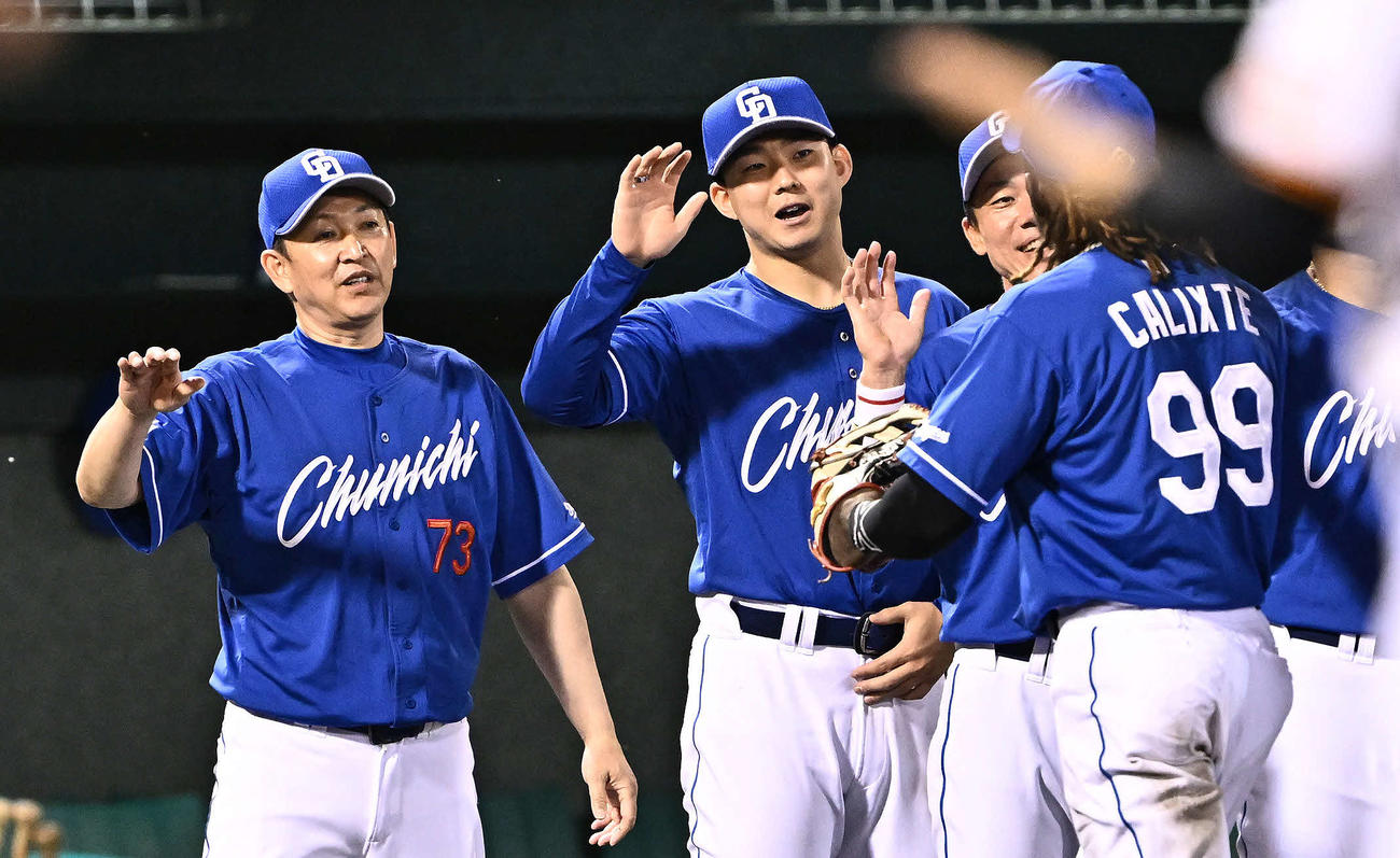 巨人対中日　試合に勝利しチームメートとタッチをかわす中日立浪監督（左）、小笠原（同2人目）ら（撮影・滝沢徹郎）