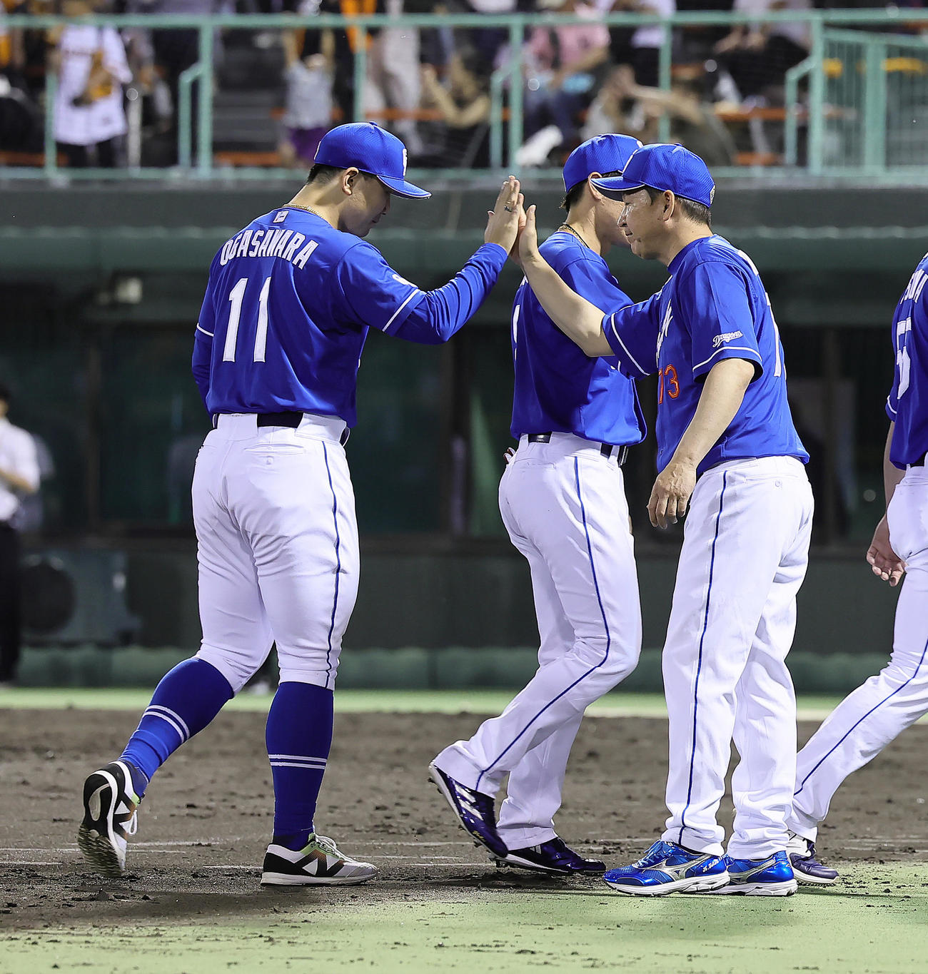巨人対中日　巨人に勝利しタッチを交わす中日の小笠原（左）と立浪監督（撮影・足立雅史）