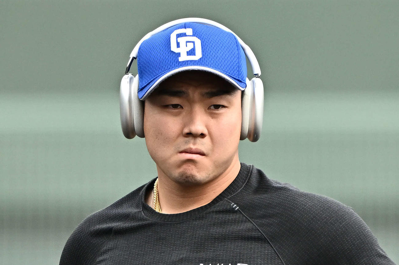 巨人対中日　試合前練習でヘッドホンを着ける中日小笠原（撮影・滝沢徹郎）