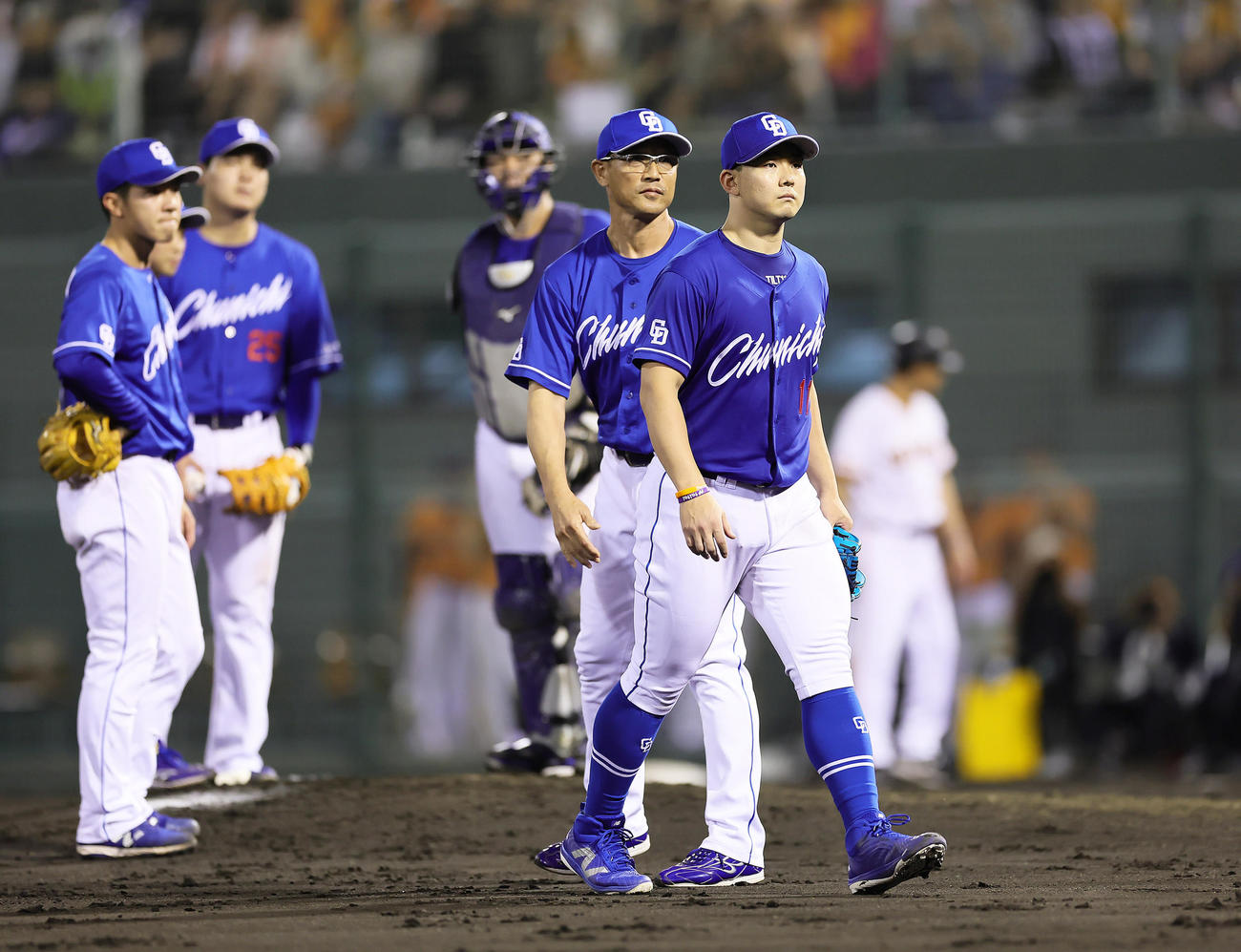 巨人対中日　7回途中、マウンドを降りる中日小笠原（右端）（撮影・足立雅史）