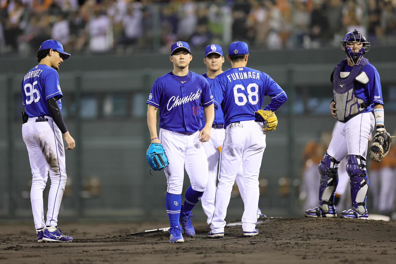 巨人対中日　7回途中、マウンドを降りる中日小笠原（左から2人目）（撮影・足立雅史）